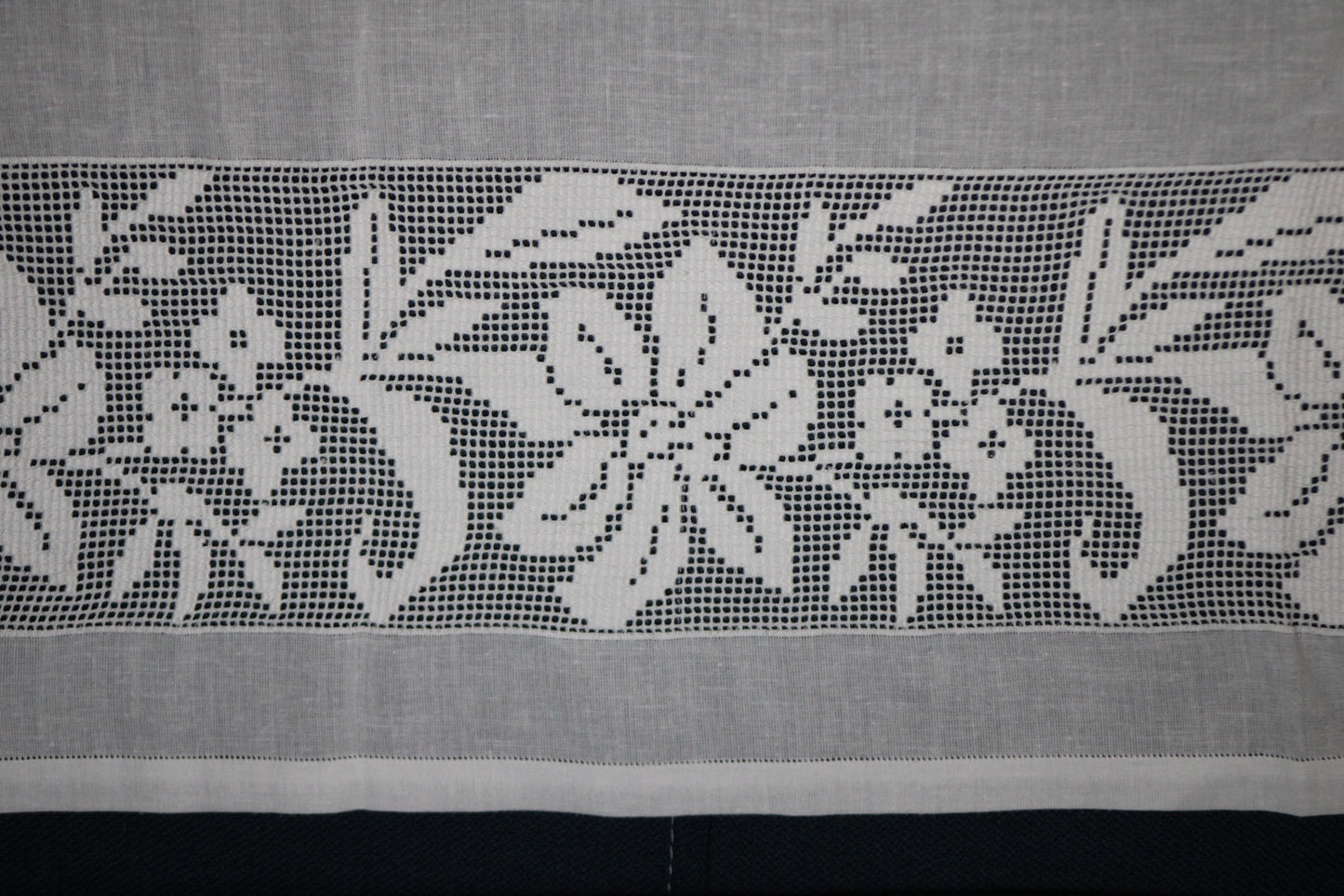 A004 Baby blanket with frayed edges and lilies