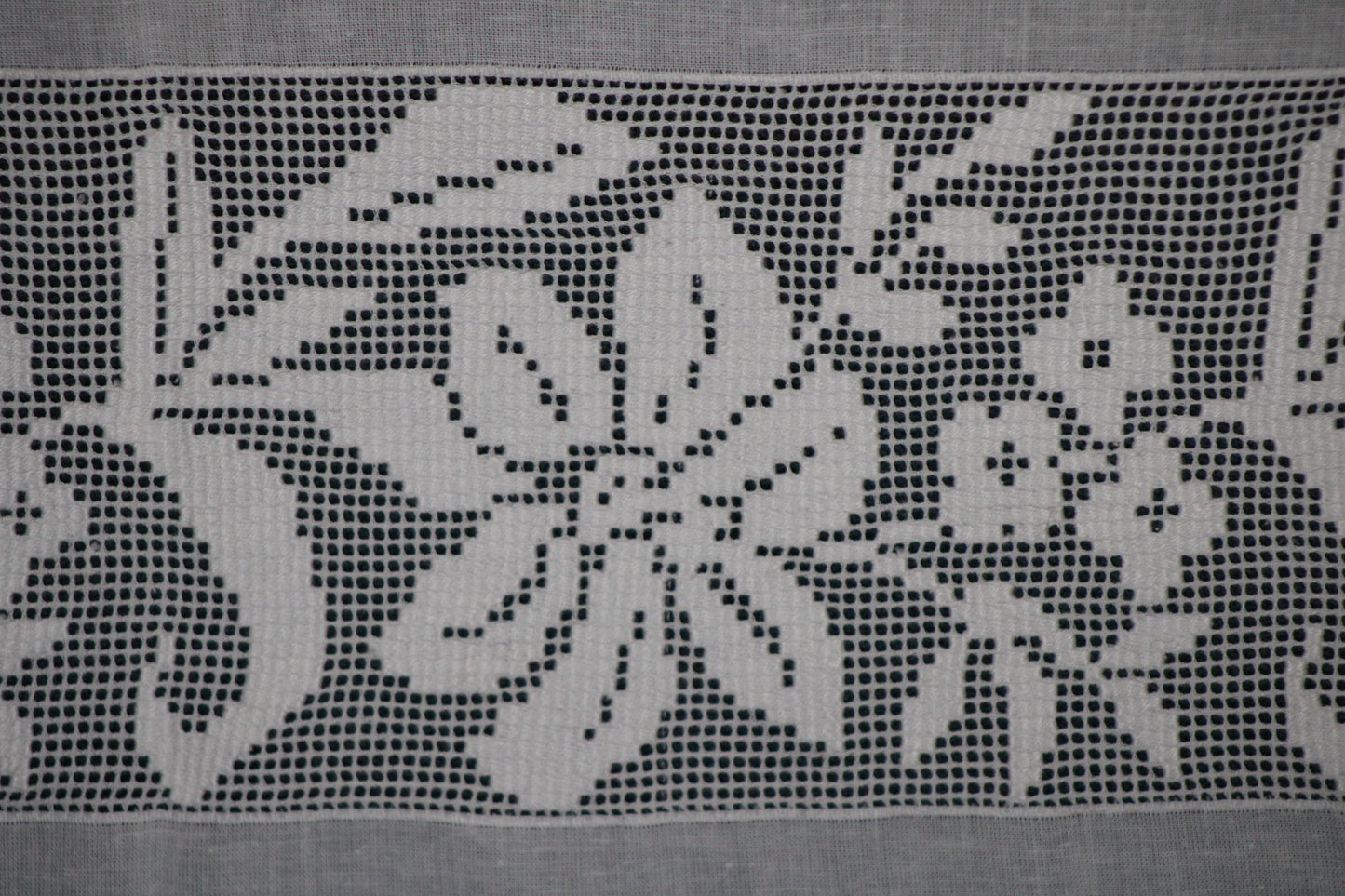 A004 Baby blanket with frayed edges and lilies