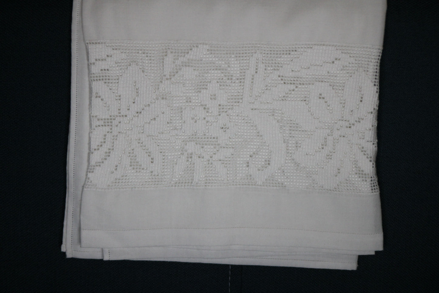 A004 Baby blanket with frayed edges and lilies